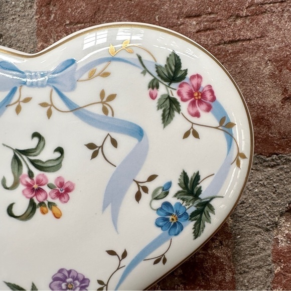 Christopher Stuart Floral Ribbon Y1516 Fine Bone China Heart Trinket Box - Picture 2 of 15